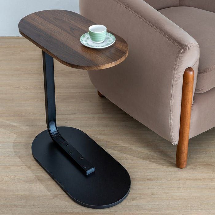 Table d'appoint en forme de C