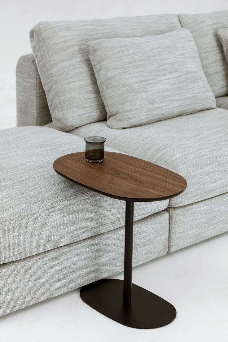 Table d'appoint en forme de C