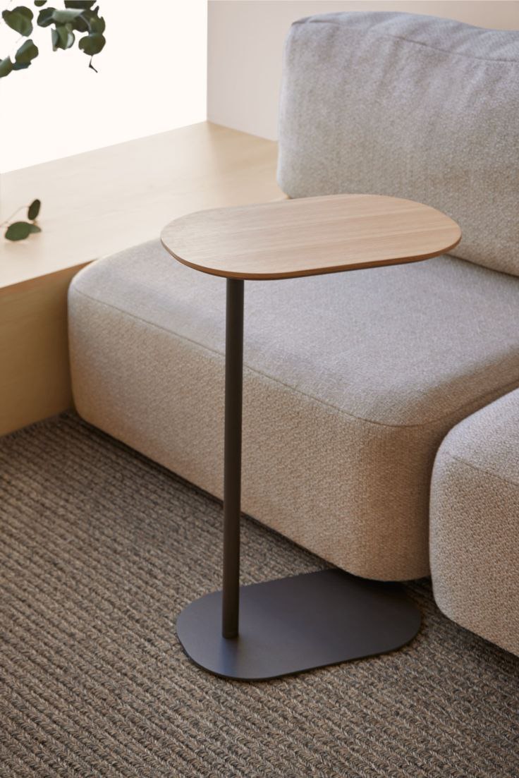 Table d'appoint en forme de C